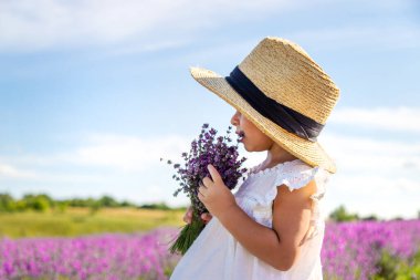 Lavanta tarlasında bir çocuk. Seçici odaklanma. Doğa.