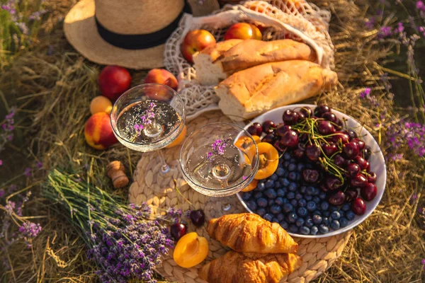 Lavanta tarlasında şaraplı piknik. Seçici odaklanma. Doğa.