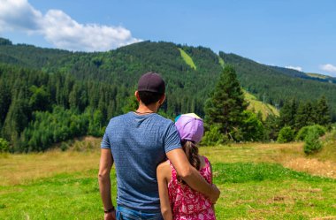 Dağlardaki aile turistleri. Seçici odaklanma. Doğa.