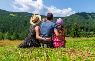 Dağlardaki aile turistleri. Seçici odaklanma. Doğa.