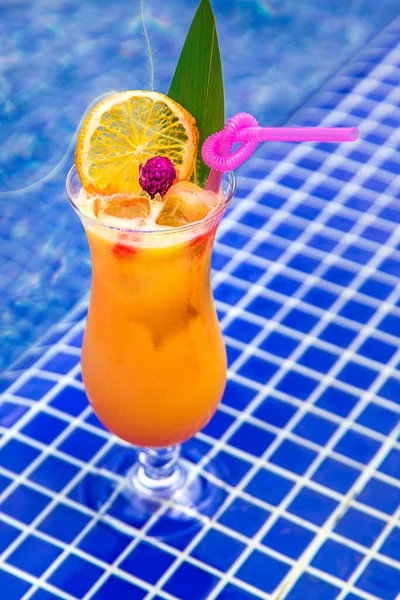 Mooie Cocktail Bij Het Zwembad Selectieve Focus Drankjes — Stockfoto