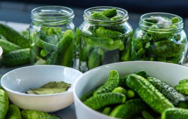 Salatalıkları kavanozlarda saklıyorum. Seçici odaklanma. Yiyecek..