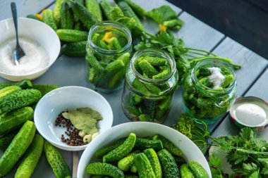 Salatalıkları kavanozlarda saklıyorum. Seçici odaklanma. Yiyecek..