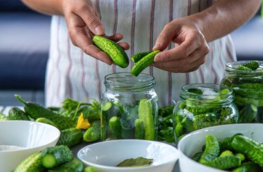 Salatalıkları kavanozlarda saklıyorum. Seçici odaklanma. Yiyecek..