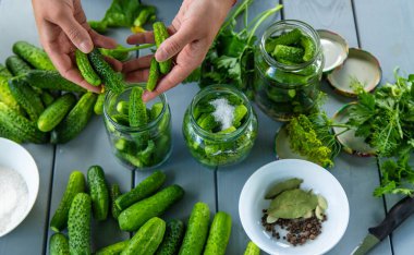 Salatalıkları kavanozlarda saklıyorum. Seçici odaklanma. Yiyecek..