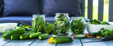 Salatalıkları kavanozlarda saklıyorum. Seçici odaklanma. Yiyecek..