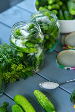 Salatalıkları kavanozlarda saklıyorum. Seçici odaklanma. Yiyecek..