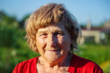 Bahçedeki yaşlı kadın. Seçici odaklanma. Doğa.