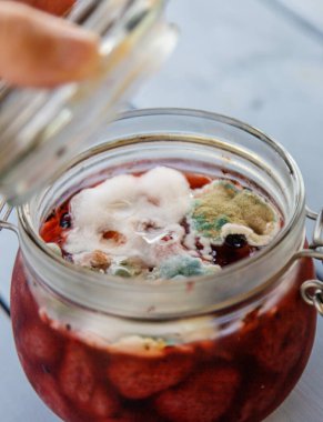 Kavanozdaki reçel küflü. Seçici odaklanma. Yiyecek..