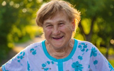 Bahçedeki yaşlı kadın. Seçici odaklanma. Doğa.