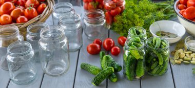 Kavanozda domatesleri muhafaza etmek. Seçici odaklanma. Yiyecek..