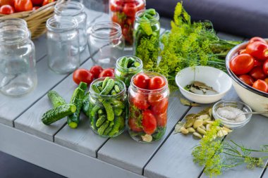 Kavanozda domatesleri muhafaza etmek. Seçici odaklanma. Yiyecek..