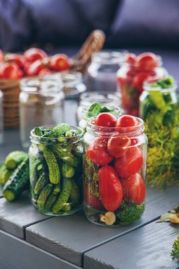 Kavanozda domatesleri muhafaza etmek. Seçici odaklanma. Yiyecek..