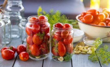 Kavanozda domatesleri muhafaza etmek. Seçici odaklanma. Yiyecek..