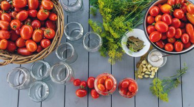 Kavanozda domatesleri muhafaza etmek. Seçici odaklanma. Yiyecek..