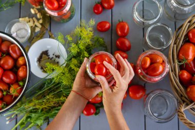Kavanozda domatesleri muhafaza etmek. Seçici odaklanma. Yiyecek..