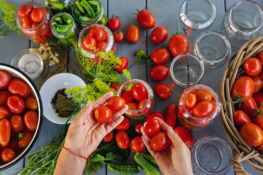 Kavanozda domatesleri muhafaza etmek. Seçici odaklanma. Yiyecek..