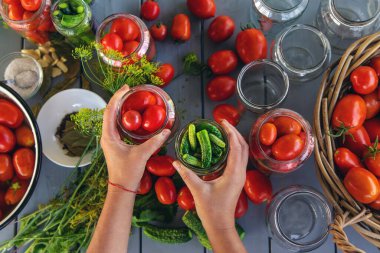 Kavanozda domatesleri muhafaza etmek. Seçici odaklanma. Yiyecek..