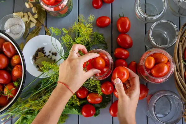 Kavanozda domatesleri muhafaza etmek. Seçici odaklanma. Yiyecek..