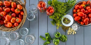 Kavanozda domatesleri muhafaza etmek. Seçici odaklanma. Yiyecek..