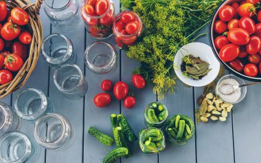 Kavanozda domatesleri muhafaza etmek. Seçici odaklanma. Yiyecek..