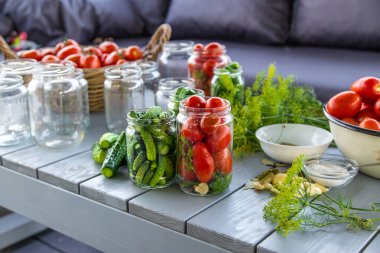 Kavanozda domatesleri muhafaza etmek. Seçici odaklanma. Yiyecek..