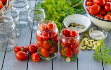 Kavanozda domatesleri muhafaza etmek. Seçici odaklanma. Yiyecek..