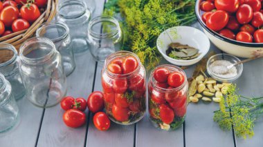 Kavanozda domatesleri muhafaza etmek. Seçici odaklanma. Yiyecek..