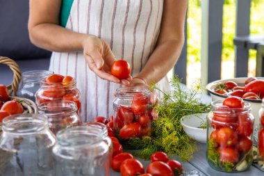Kavanozda domatesleri muhafaza etmek. Seçici odaklanma. Yiyecek..