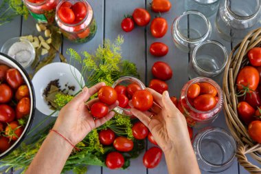Kavanozda domatesleri muhafaza etmek. Seçici odaklanma. Yiyecek..