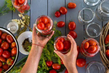 Kavanozda domatesleri muhafaza etmek. Seçici odaklanma. Yiyecek..