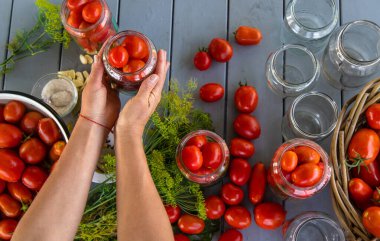 Kavanozda domatesleri muhafaza etmek. Seçici odaklanma. Yiyecek..
