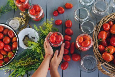 Kavanozda domatesleri muhafaza etmek. Seçici odaklanma. Yiyecek..