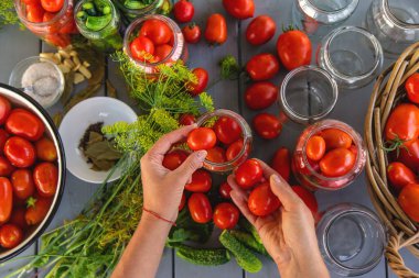 Kavanozda domatesleri muhafaza etmek. Seçici odaklanma. Yiyecek..