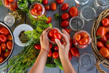 Kavanozda domatesleri muhafaza etmek. Seçici odaklanma. Yiyecek..
