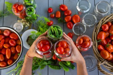 Kavanozda domatesleri muhafaza etmek. Seçici odaklanma. Yiyecek..