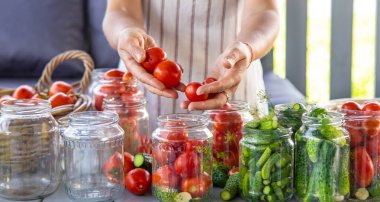Kavanozda domatesleri muhafaza etmek. Seçici odaklanma. Yiyecek..