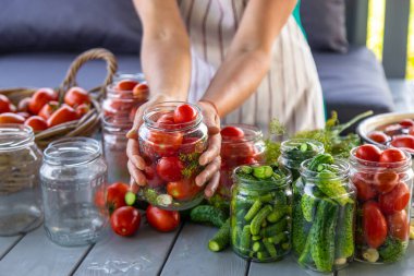 Kavanozda domatesleri muhafaza etmek. Seçici odaklanma. Yiyecek..