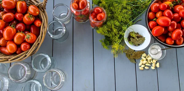 Kavanozda domatesleri muhafaza etmek. Seçici odaklanma. Yiyecek..