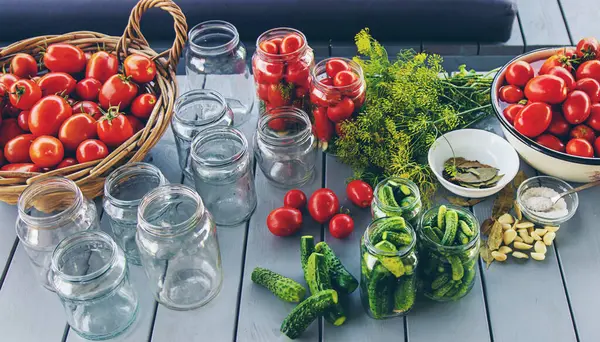 Kavanozda domatesleri muhafaza etmek. Seçici odaklanma. Yiyecek..