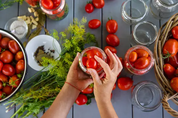 Kavanozda domatesleri muhafaza etmek. Seçici odaklanma. Yiyecek..