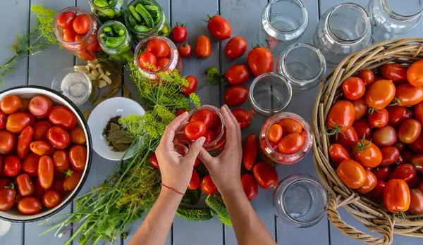 Kavanozda domatesleri muhafaza etmek. Seçici odaklanma. Yiyecek..