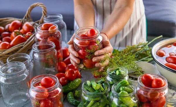 Kavanozda domatesleri muhafaza etmek. Seçici odaklanma. Yiyecek..