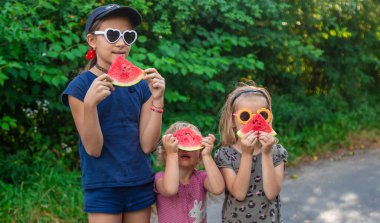 Parktaki çocuklar karpuz yer. Seçici odaklanma. Yiyecek..
