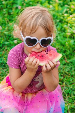 Parktaki çocuk karpuz yiyor. Seçici odaklanma. Yiyecek..