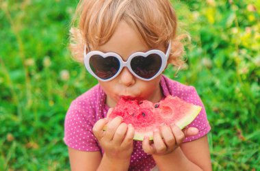 Parktaki çocuk karpuz yiyor. Seçici odaklanma. Yiyecek..