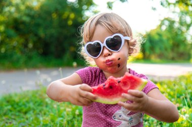 Parktaki çocuk karpuz yiyor. Seçici odaklanma. Yiyecek..
