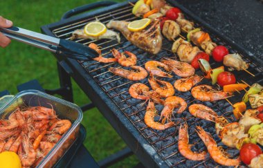 Karides, sebze ve balık ızgarada kızartılır. Seçici odaklanma. Yiyecek..