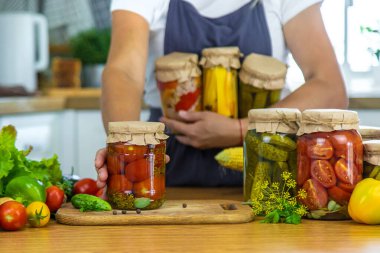 Mutfaktaki kavanozlarda sebze konservesi konservesi yapan kadın. Seçici odaklanma. Yiyecek..