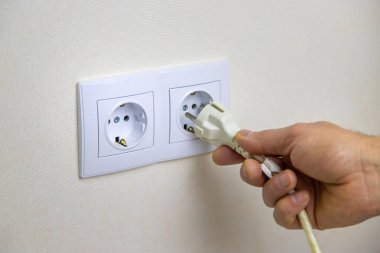 Adam kordonu takıyor. Seçici odaklanma. Ev.